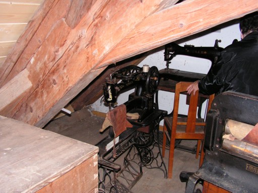 Zwei alte Schustern�hmaschinen und eine Lederwalze